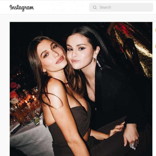 Hailey Bieber y Selena Gomez en una foto de Instagram, cortesía de Tyrell Hampton credit:Bang Showbiz