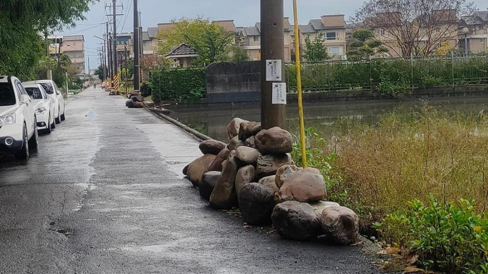 宜蘭市育才國小周邊電線桿的下方，近期出現堆石怪客。（圖／翻攝自「宜蘭知識+」臉書）