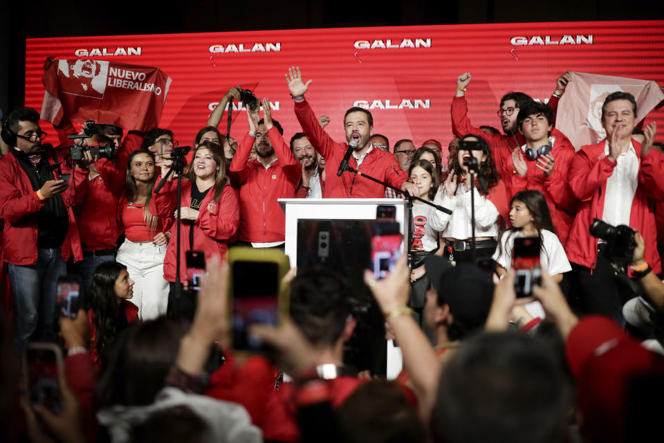 Carlos Fernando Galán, candidato a alcalde de Bogotá, habla ante sus partidarios tras ser elegido durante las elecciones locales el domingo 29 de octubre de 2023, en Bogotá, Colombia. (AP Foto/Iván Valencia)