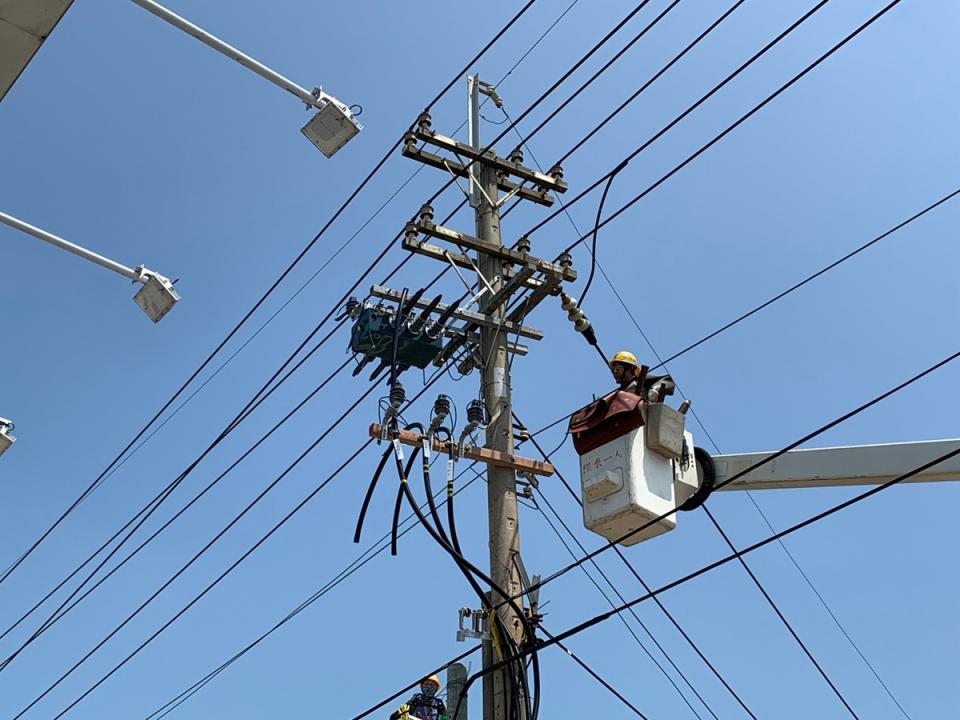 台電指桃園地區人力全天候輪值，若接獲停電通報隨即派員前往修復。（圖：台電提供）
