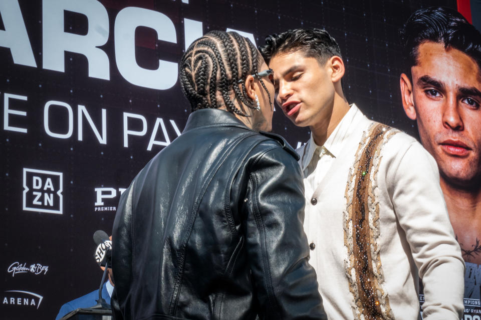 BEVERLY HILLS, CALIFORNIA - 09 DE MARZO: Ryan García (R) y Gervonta Davis (L) se enfrentan durante una conferencia de prensa en The Beverly Hilton el 09 de marzo de 2023 en Beverly Hills, California.  (Foto de Sye Williams/Getty Images)