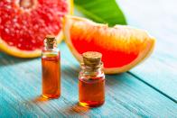 Vitamine und Antioxidantien machen Grapefruits zu Anti-Aging-Früchten. Doch auch das enthaltene Spermidin hilft, Zellen zu regenerieren und so die Hautalterung zu verlangsamen. Am besten den Saft trinken und die zurückbleibenden Fruchtstücke sanft auf die Haut auftragen. (Bild: iStock / strelov)