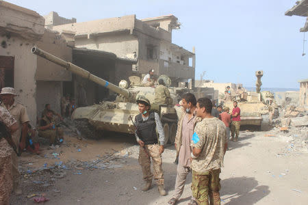 Fighters of Libyan forces allied with the U.N.-backed government gather at the front line of fighting with Islamic State militants in Ghiza Bahriya district in Sirte, Libya November 16, 2016. REUTERS/Ayman Sahely