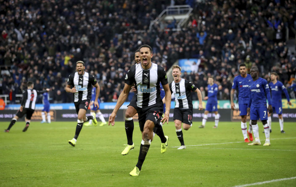 Isaac Hayden del Newcastle celebra tras anotar el gol de su equipo en el partido de la Liga Premier inglesa contra el Chelsea, el sábado 18 de enero de 2020 en Newcastle, Inglaterra. (Owen Humphreys/PA via AP)