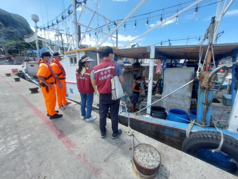 漁港防疫，稽查外籍漁民落實戴口罩防疫措施。