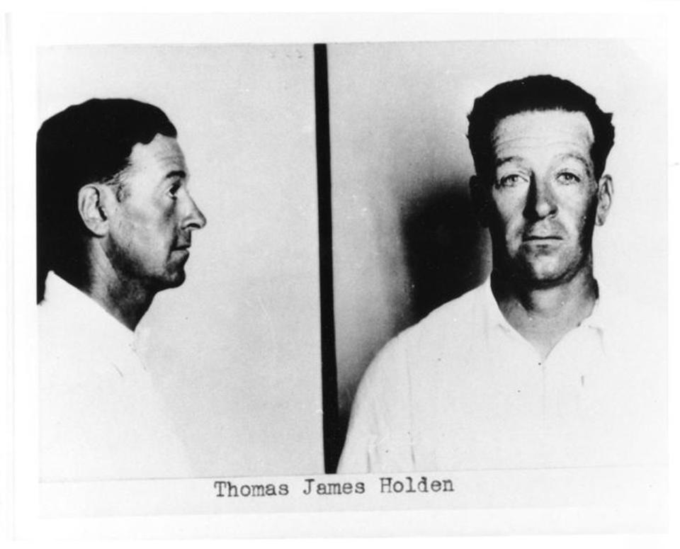 Der erste flüchtige Verbrecher, der auf die FBI-Liste gesetzt wurde, war Thomas James Holden. Holden, zusammen mit Francis Keating die eine Hälfte der Holden-Keating-Gang, war an mehreren Banküberfällen zwischen 1926 und 1932 beteiligt. Am 14. Mai 1950 landete er auf der "Ten Most Wanted"-Liste, elf Jahre später wurde er geschnappt, nach zwei Jahren in Haft verstarb er. (Bild: FBI)