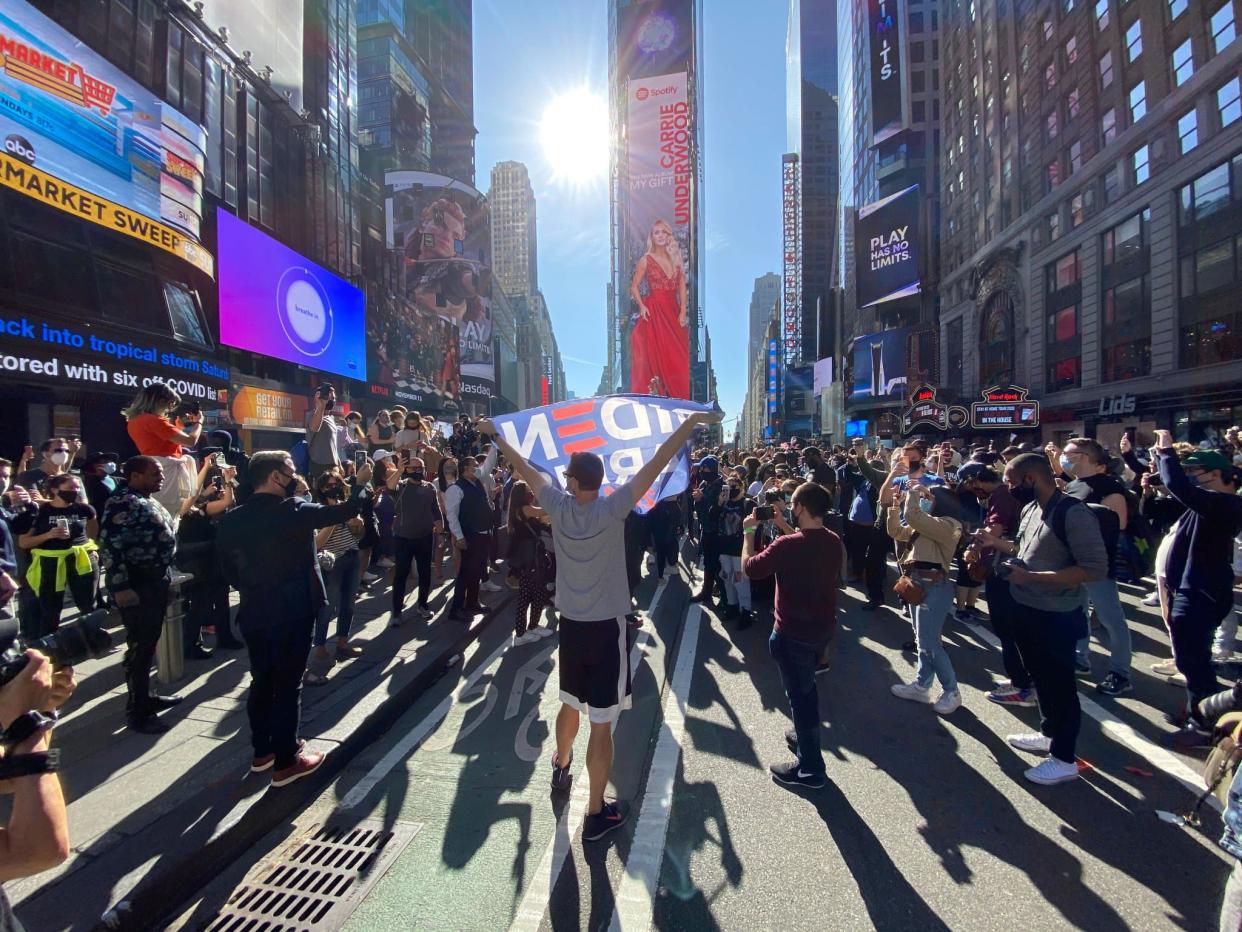 Une foule de supporters de Joe Biden se rassemble pour fêter son élection à Times Square, à New York - Kena Betancur - AFP