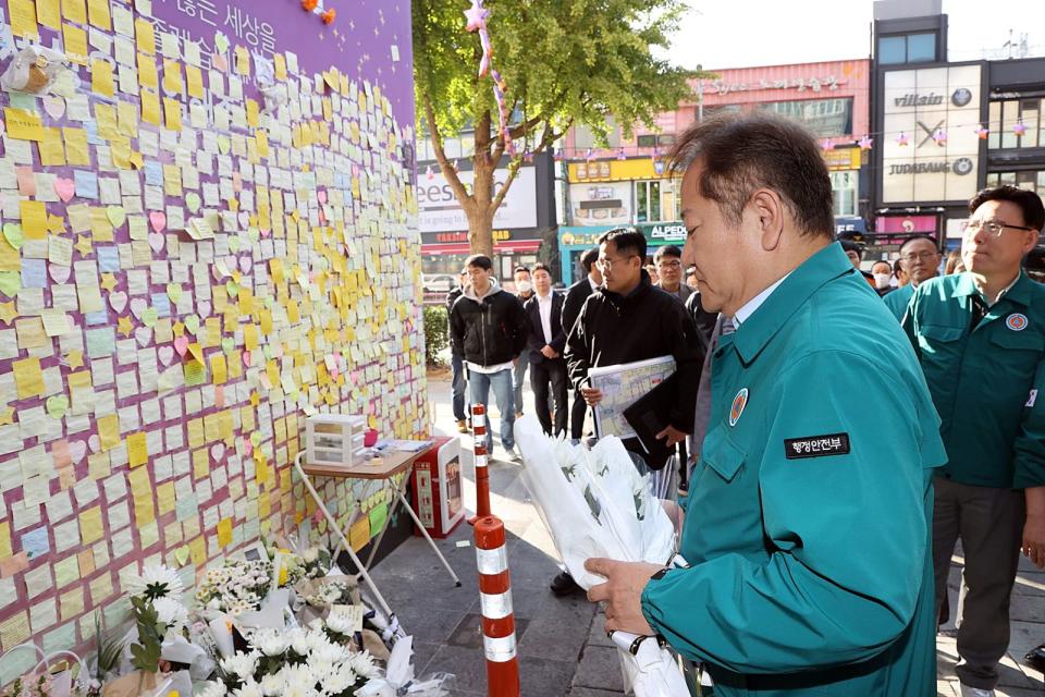 梨泰院慘案滿週年，梨泰院站附近設立起追悼空間，南韓行安部長李祥敏也前往悼念。（翻攝自행정안전부장관 이상민臉書）