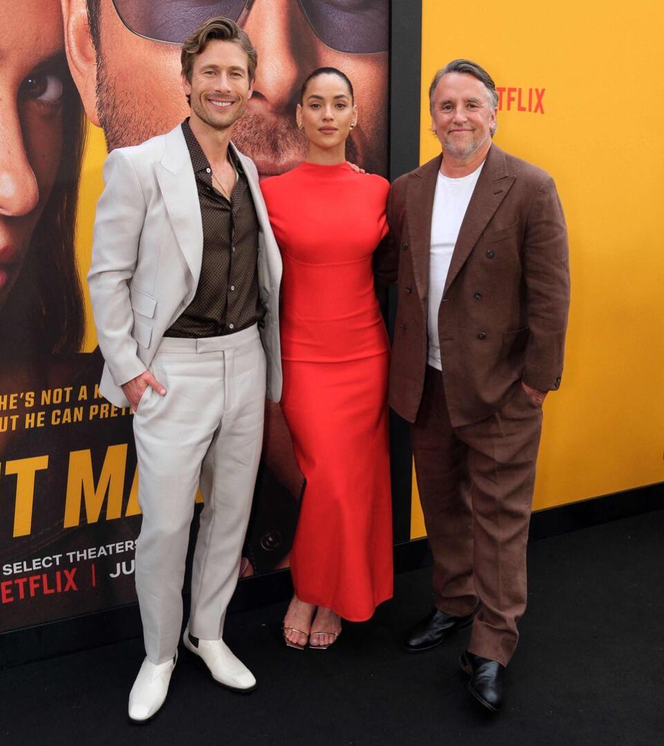 Glen Powell, Adria Arjona, y Richard Linklater posan durante la premiere de Hit Man, el film de Netflix. Esa misma tarde, el actor tuvo el honor de pasar a ser parte del Salón de la Fama del Cine de Texas