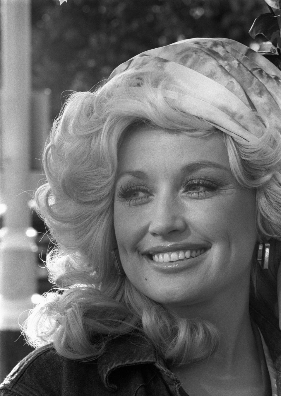 Dolly Parton at a press reception at the Hilton Hotel, London, 1976. (Photo by Vincent McEvoy/Redferns)