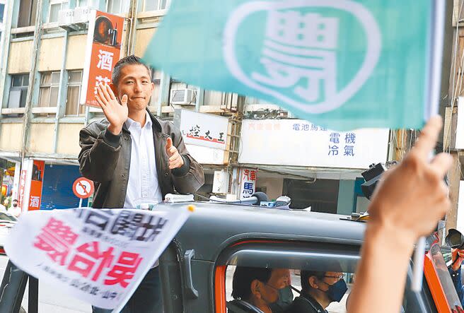 王世堅認為，若蘇貞昌下台，吳怡農就當選了。圖為台北市第三選區立委補選民進黨候選人吳怡農敗選後，9日一早沒有同黨同志陪同單獨展開選區謝票，受訪再度強調感謝大家。（陳俊吉攝）