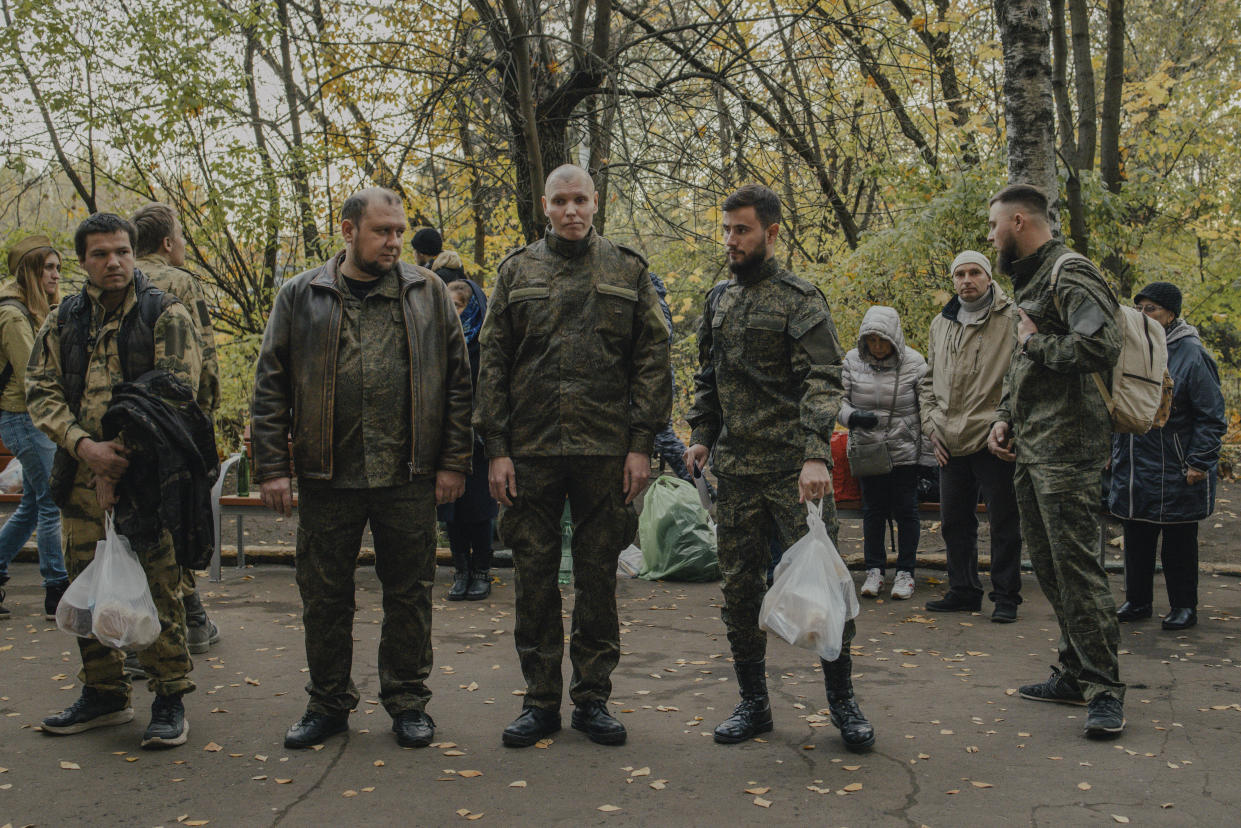 Hombres reclutados afuera de una oficina de reclutamiento en Moscú, el 10 de noviembre de 2022. (Nanna Heitmann/The New York Times)