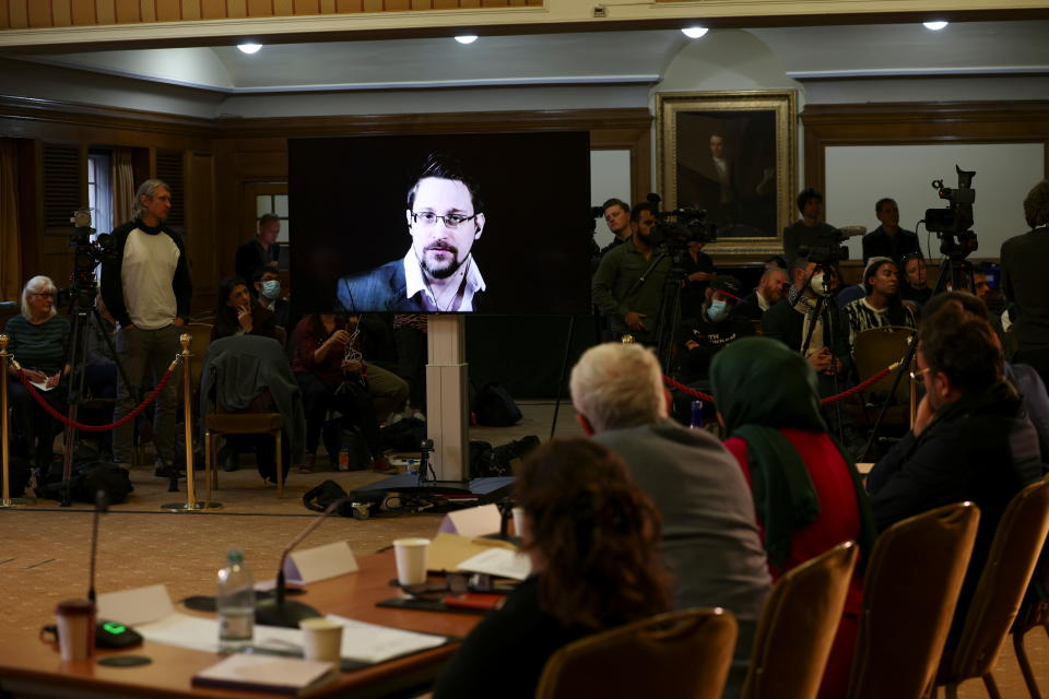 Edward Snowden wird im Oktober 2021 beim 'Belmarsh Tribunal' per Video zugeschaltet, das sich für die Freilassung von Julian Assange einsetzt. (Bild: REUTERS/Henry Nicholls)