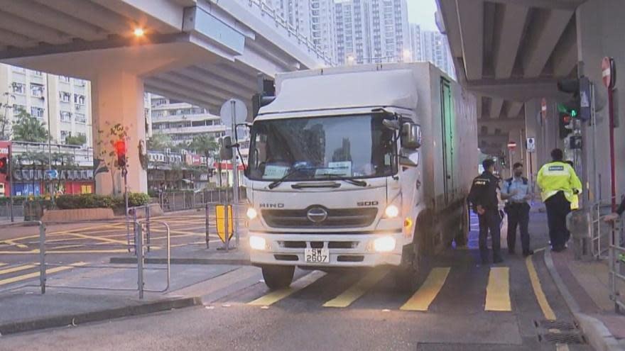 西灣河八旬翁過馬路遭貨車撞倒，昏迷送院。(電視截圖)