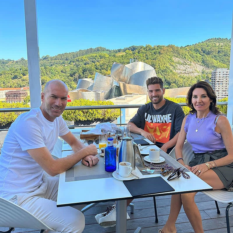 Luca Zidane con sus padres 