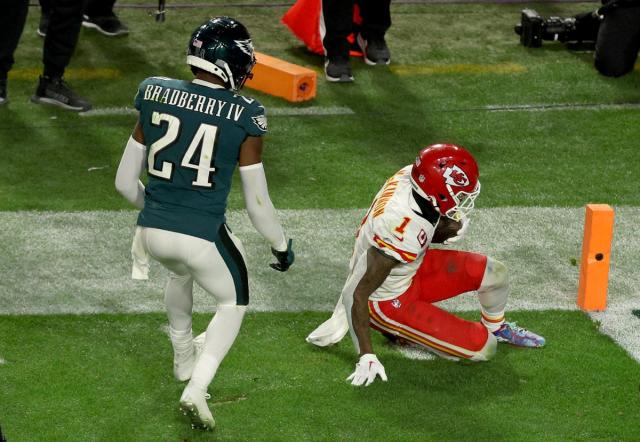 Eagles score controversial touchdown in Super Bowl — showing the