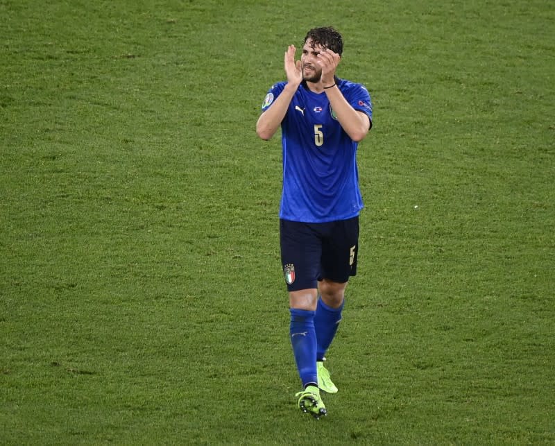 Manuel Locatelli aplaude a los hinchas tras la victoria de Italia sobre Suiza en el partido válido por el Grupo A de la Eurocopa, en el Estadio Olímpico de Roma, Roma, Italia