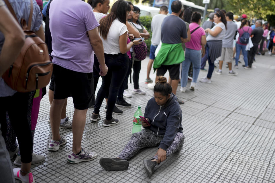 La gente hace fila frente a la oficina de la ministra de Capital Humano, Sandra Pettovello, en respuesta a que la ministra afirmó que ayudará personalmente a quienes tienen hambre en Buenos Aires, Argentina, el lunes 5 de febrero de 2024. (AP Foto/Natacha Pisarenko)