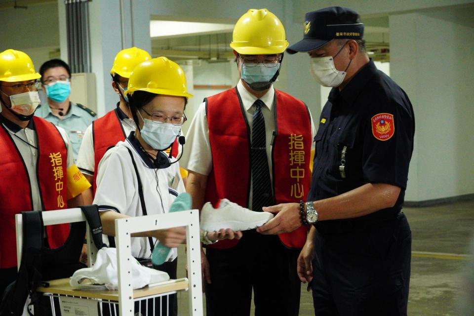 救護組的人文室曉瑩主任說明大愛感恩科技研發出的多功能防救災物品。