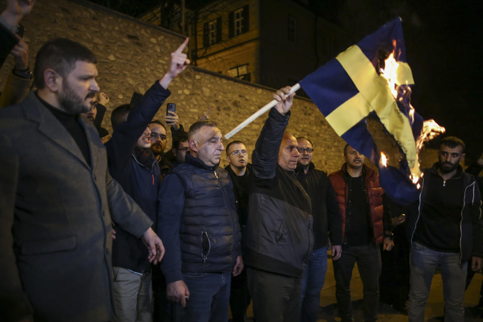 Archivo - Varias personas protestan contra el gobierno de Suecia mientras prenden fuego a una bandera sueca frente al consulado sueco en Estambul, Turquía, el 21 de enero de 2023. (AP Foto/Emrah Gurel, Archivo)