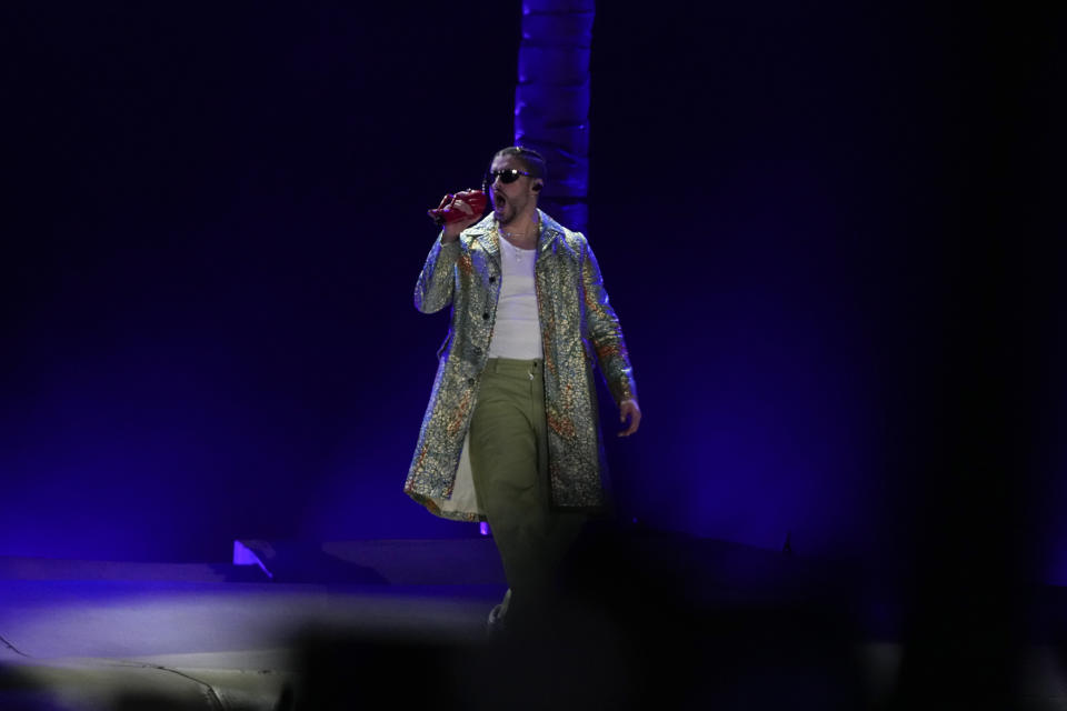 Bad Bunny en concierto en el Estadio Azteca de la Ciudad de México el viernes 9 de diciembre de 2022. (Foto AP/Eduardo Verdugo)