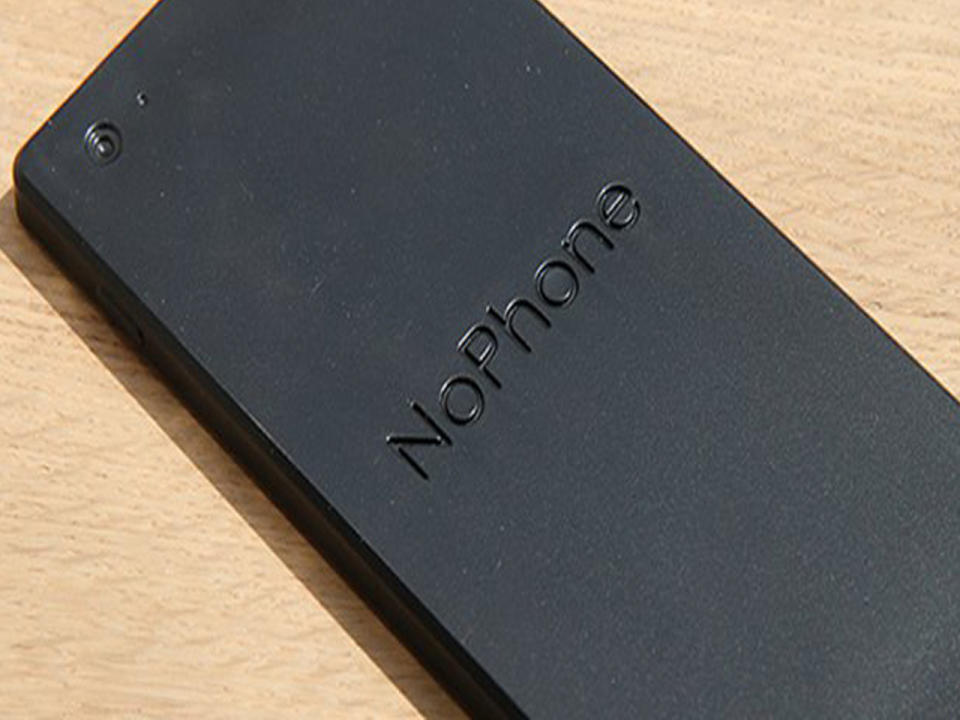 Das "NoPhone" hilft Menschen dabei, mit der realen Welt verbunden zu bleiben. Mit anderen Worten: Das "NoPhone" ist lediglich ein schwarzes Stück Plastik in Form eines Smartphones. In einer Selfie-Version ist ein Spiegel darauf angebracht. (Bild-Copyright: thenophone/Facebook)