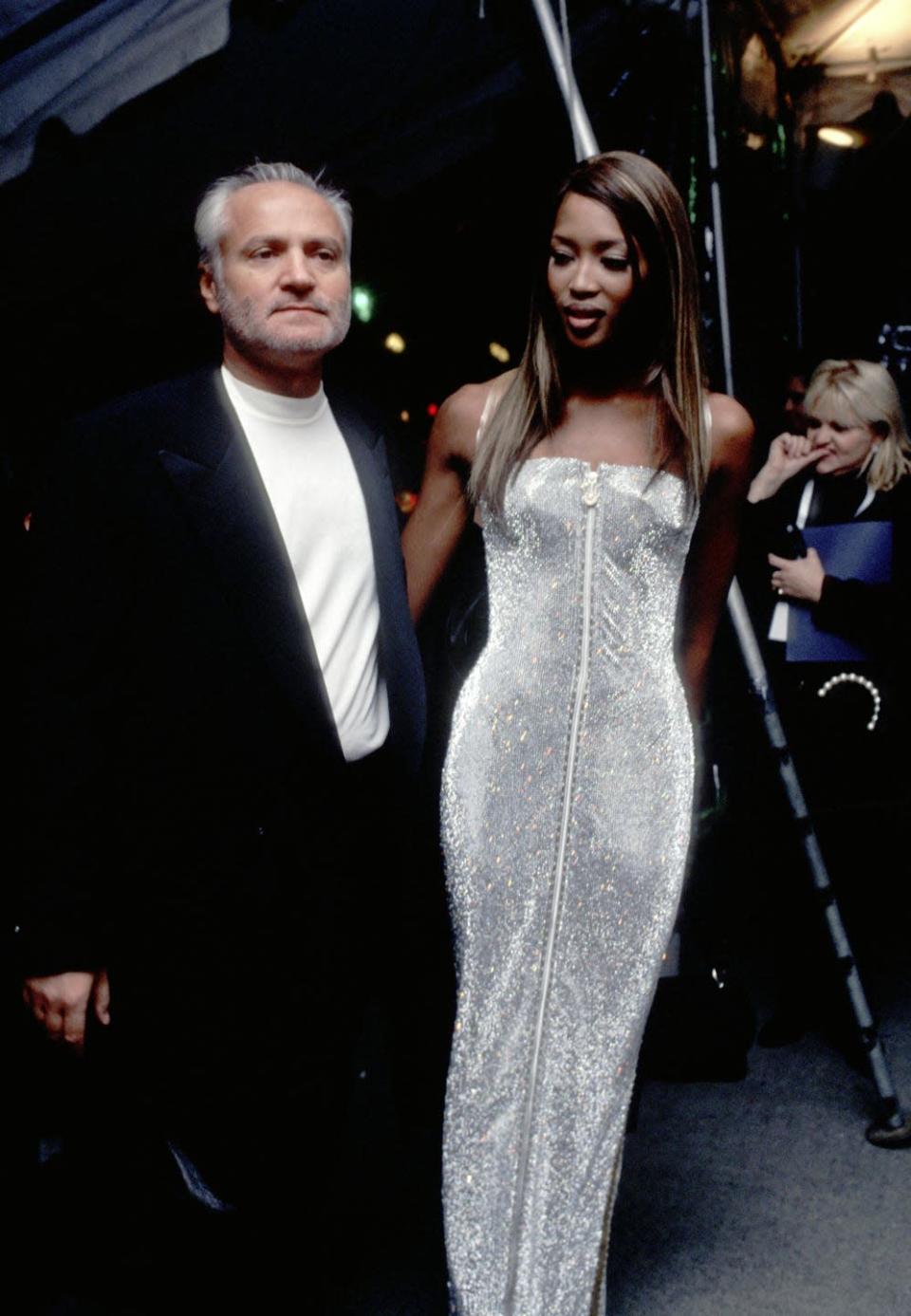 <p>Naomi Campbell, literalmente, deslumbrante junto a Gianni Versace en 1995.</p>