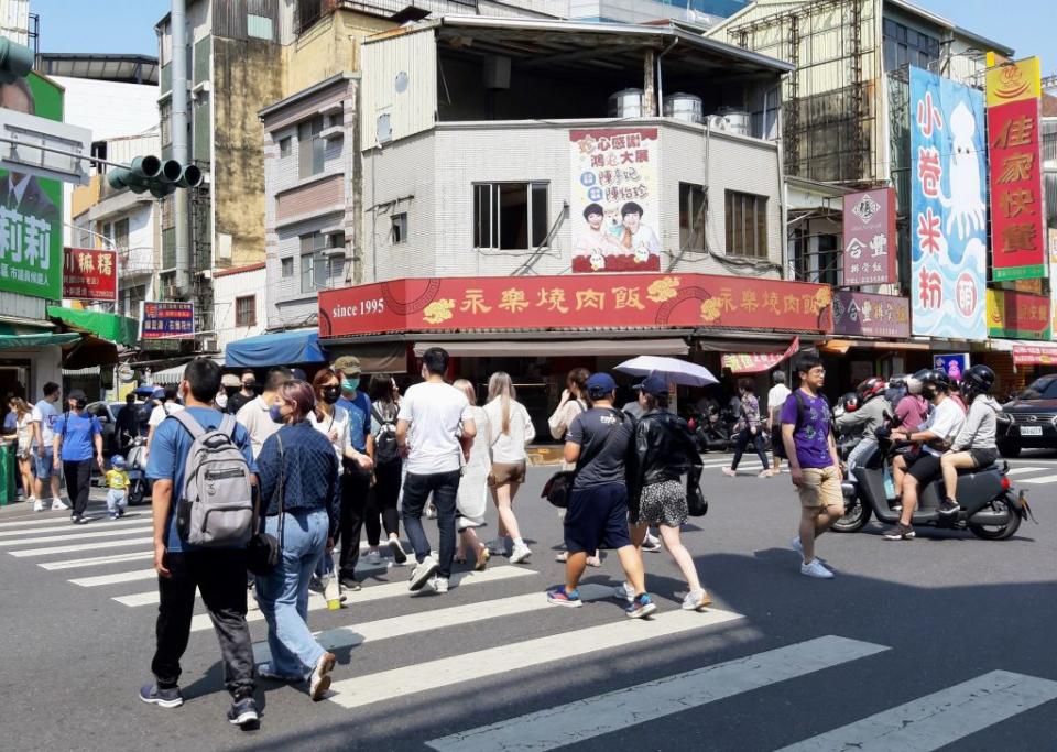 兒童清明節連假，國華街、民族路口等熱門街區人潮川流不息。（記者羅玉如攝）