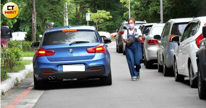 愛紗拿著咖啡走出店外，將車停在紅線上的男友便立刻把車開到門口方便她上車。（圖／本刊攝影組）