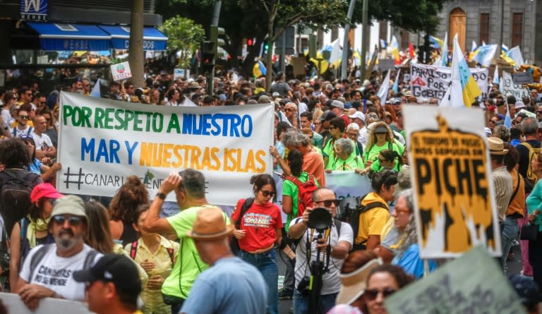 Miles de personas protestan para exigir cambios en el modelo de turismo de masas en la isla canaria de Tenerife, el 20 de abril de 2024 (Desiree Martin)