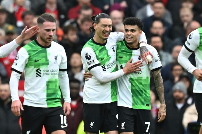 El argentino Alexis Mac Allister (izquierda), el uruguayo Darwin Núñez y el colombiano Luis Díaz celebran el gol del último, este domingo 7 de abril en el empate 2-2 entre Liverpool y Manchester United, en Old Trafford (Paul ELLIS)