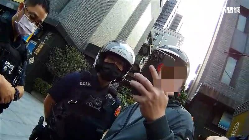 高雄男騎士違規不服取締，對員警飆罵。（圖／翻攝畫面）