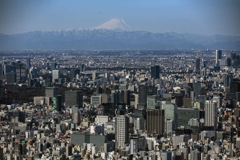 Mount Fuji is viewed clearly from Tokyo, who are not erecting any screens