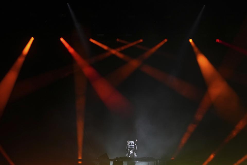 Marshmello de Estados Unidos durante su set en el Festival Tecate Emblema en la Ciudad de México el viernes 17 de mayo de 2024. (Foto AP/Fernando Llano)