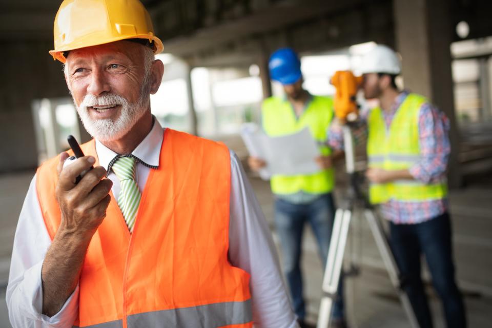 Früher in Rente? Im Rentenalter noch arbeiten? Die Regeln in Deutschland lassen beides zu. In Grenzen. - Copyright: Getty Images