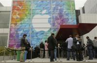 People line up for the Apple event at the Yerba Buena centre in San Francisco, California October 22, 2013. REUTERS/Robert Galbraith