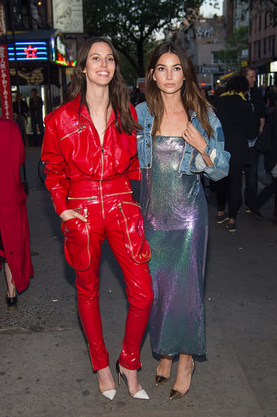 Auch Lilys Schwester Ruby ist ein erfolgreiches Model. Während viele Fotografen und Designer Lilys klassische Schönheit bewundern, lieben andere den markanten Look ihrer Schwester Ruby. Hier sieht man die beiden bei einer Party der “Vogue” in New York. Foto: Mark Sagliocco/Getty Images