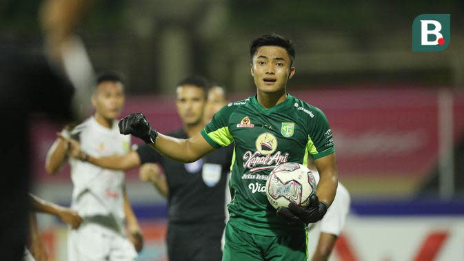 Kiper Persebaya Surabaya, Ernando Ari Sutaryadi, saat melawan Bali United pada pekan ke-33 BRI Liga 1 2021/2022 di Stadion I Gusti Ngurah Rai, Denpasar, Jumat (25/3/2022). (Bola.com/M Iqbal Ichsan)