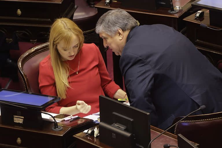 Anabel Fernández Sagasti y José Mayans dialogan durante la sesión que trata la ampliación de miembros de la Corte Suprema