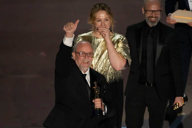 Mark Coulier, Nadia Stacey y Josh Weston aceptando el premio a Mejor Maquillaje y peinado por Pobres criaturas