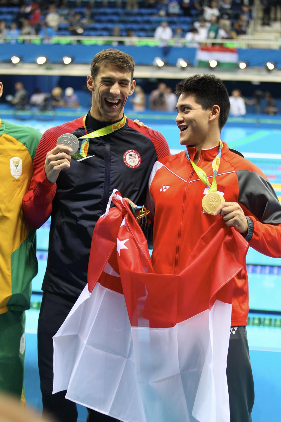 Michael Phelps y Joseph Schooling celebrando sus medallas. (Photo by Xavier Laine/Getty Images)