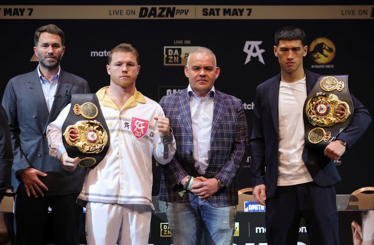 Mendoza, entre Canelo y Bivol, cuando presentaron la pelea, uno de los grandes combates de 2022