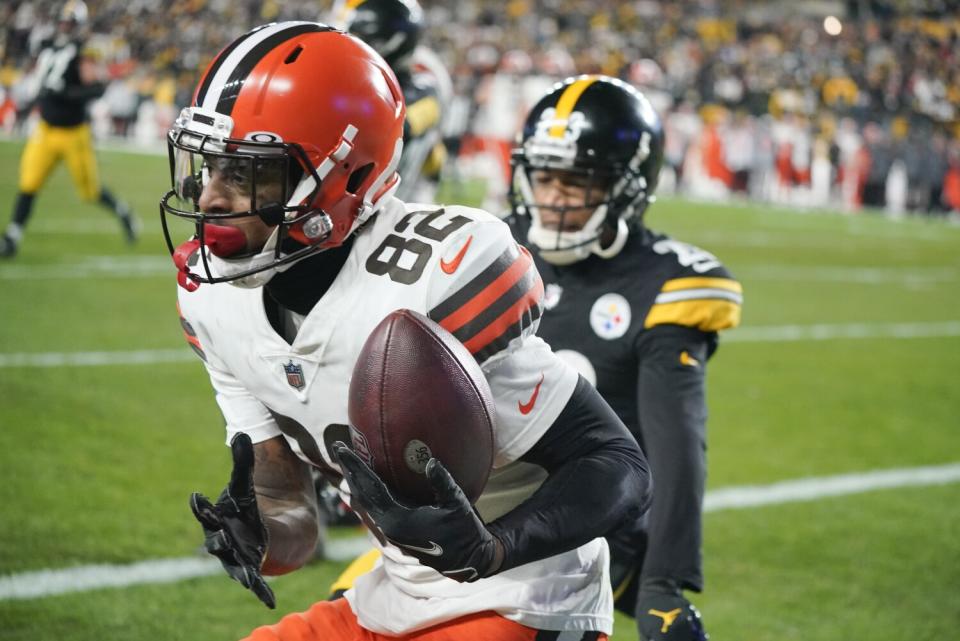 Cleveland Browns wide receiver Rashard Higgins makes a touchdown catch past Pittsburgh Steelers cornerback Joe Haden.