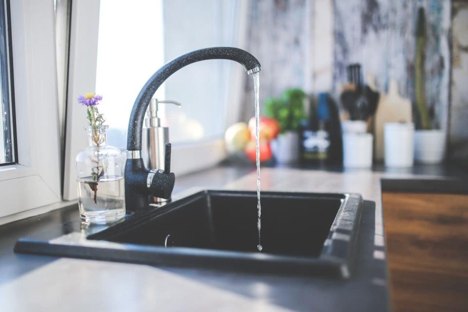 L'évier de la cuisine : il regorge de saletés et de bactéries alors donnez-lui un bon lavage à l'eau chaude et ajoutez un peu d'eau de Javel.