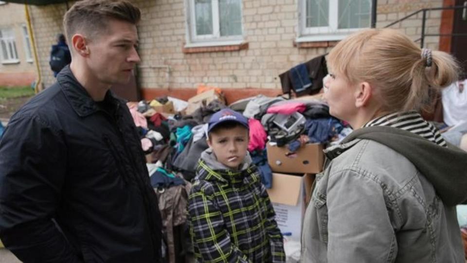 PHOTO: ABC News' James Longman talks to a Ukrainian mother in Kharkiv. (ABC News)