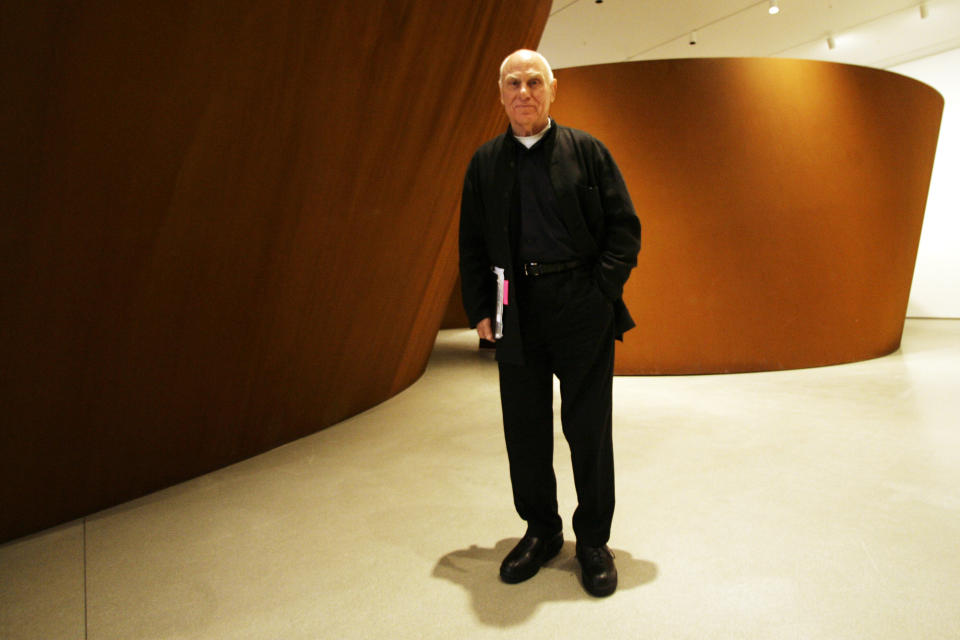 ARCHIVO - El famoso escultor estadounidense Richard Serra posa para un retrato junto a "Sequence" durante el recorrido de prensa de la exposición "Richard Serra Sculpture: Forty Years" en el Museo de Arte Moderno, el 29 de mayo de 2007, en Nueva York. Serra, conocido por convertir paredes curvas de acero oxidado y otros materiales maleables en obras de arte a gran escala que ahora están repartidas por todo el mundo, murió el martes 26 de marzo de 2024 en su casa en Long Island, Nueva York. Tenía 85 años. (Foto AP/Mary Altaffer, archivo)