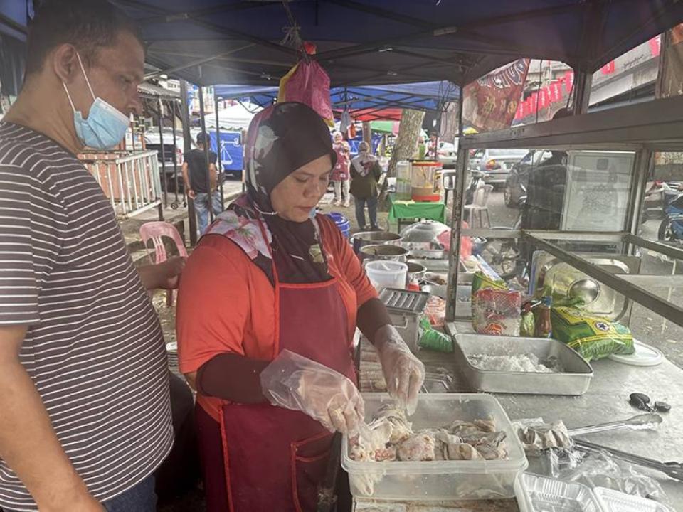 This couple makes the 'putu halba' when it's the rainy season.