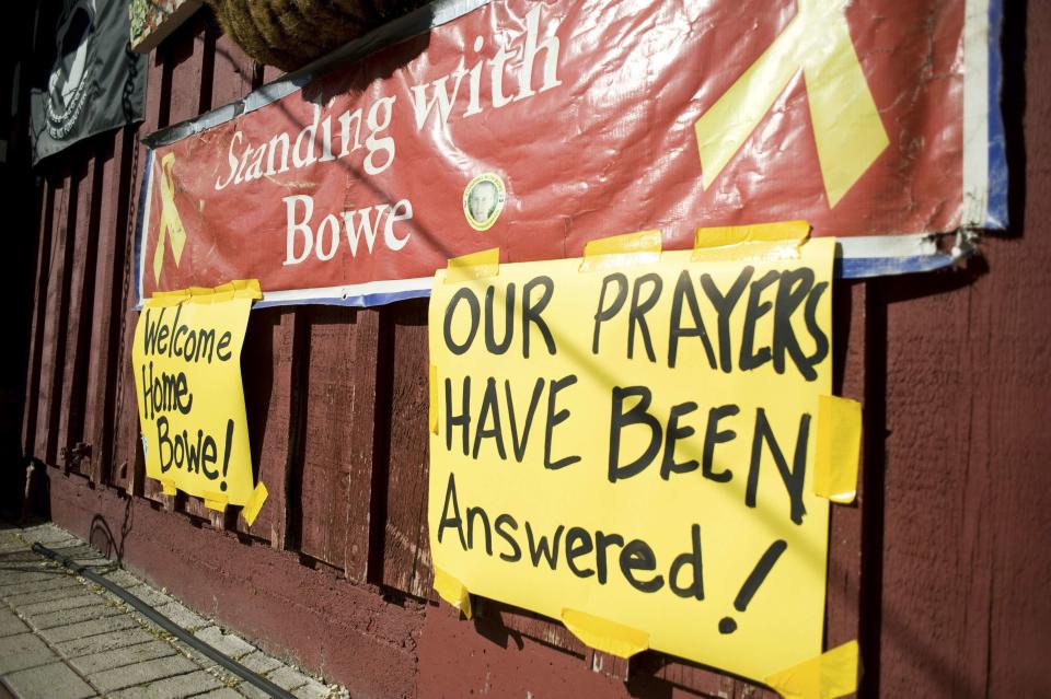 Celebratory signs are displayed outside Zaney's coffeeshop in Hailey, Idaho, May 31, 2014. (REUTERS/Patrick Sweeney)