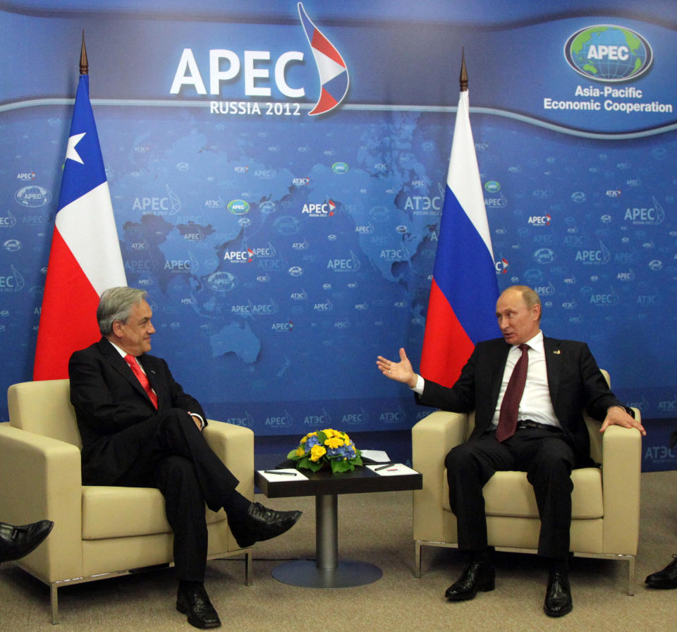 Russian President Vladimir Putin, right, talks with Chilean President Sebastian Pinera during a bilateral meeting at the APEC summit in Vladivostok, Russia, Saturday, Sept. 8, 2012. (AP Photo/Anatoly Maltsev, Pool)