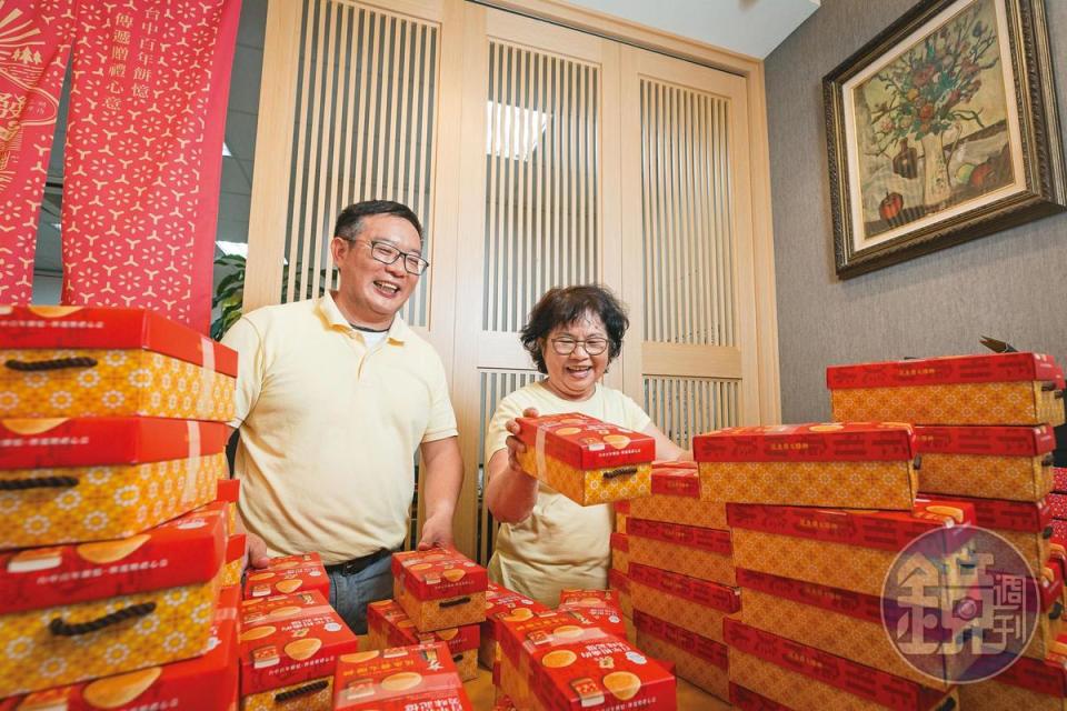 四代顏榮慶（左）辭職接手餅店，讓母親顏盧錦瓶（右）十分欣慰一家人能齊力打拚。